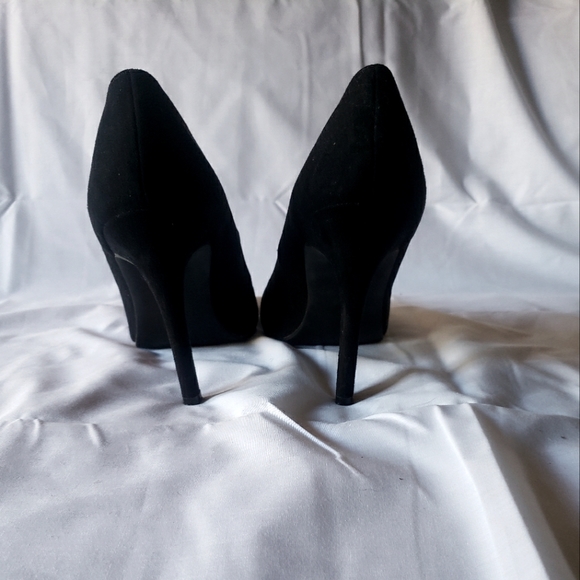Size 7 Lauren Conrad black faux suede pump - Picture 4 of 5